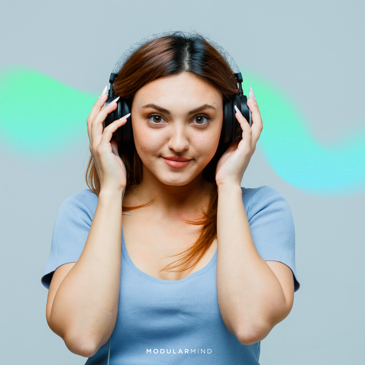 mujer feliz escuchando sonidos 